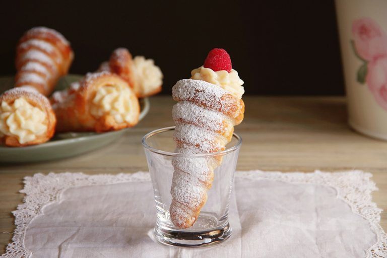 Canutillos de hojaldre con crema 8 Canutillos de hojaldre con crema