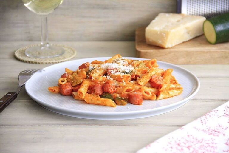 Macarrones con calabacín y salchichas