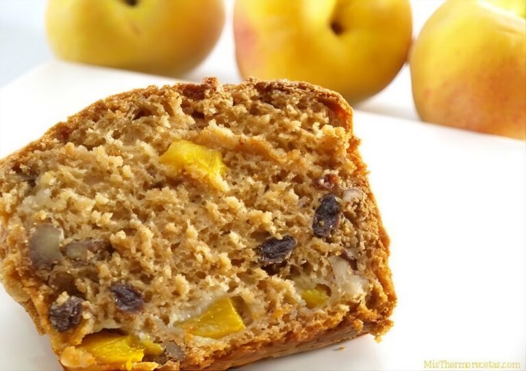 Pan de melocotón, nueces y uvas pasas