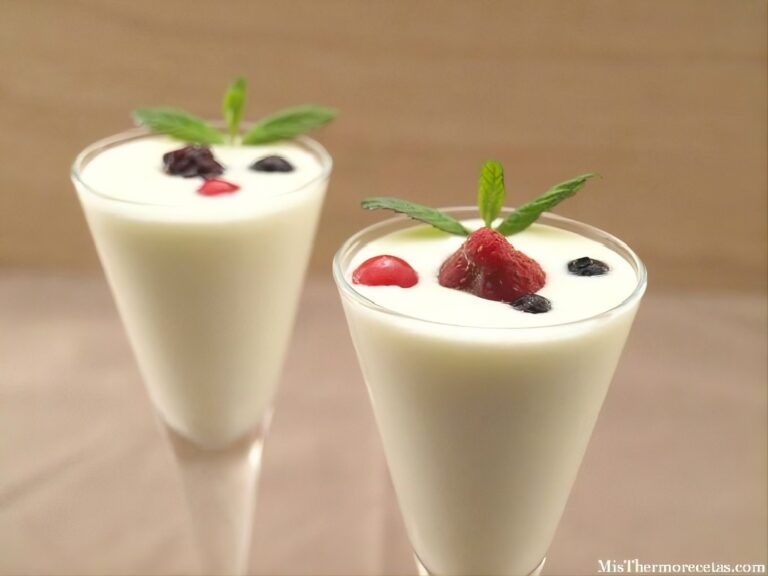 Chupitos o copas de chocolate blanco con frutos rojos