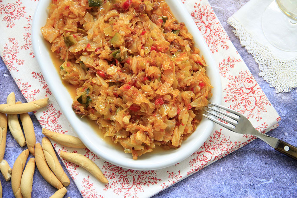 Repollo con calabacín, pimiento y jamón