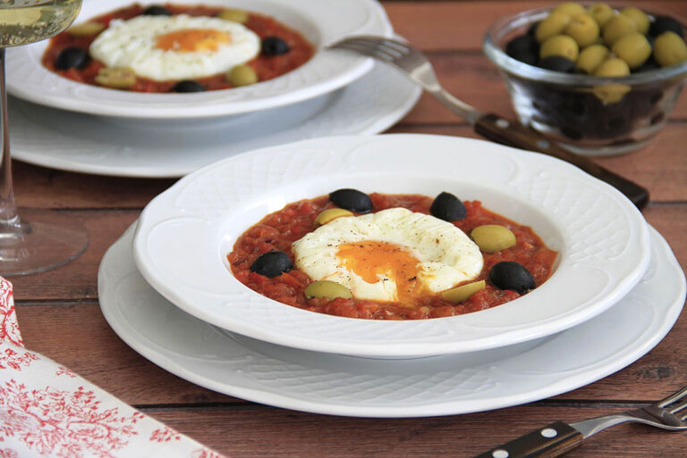 Huevos escalfados con pisto de anchoas y aceitunas 20 Huevos escalfados con pisto de anchoas y aceitunas