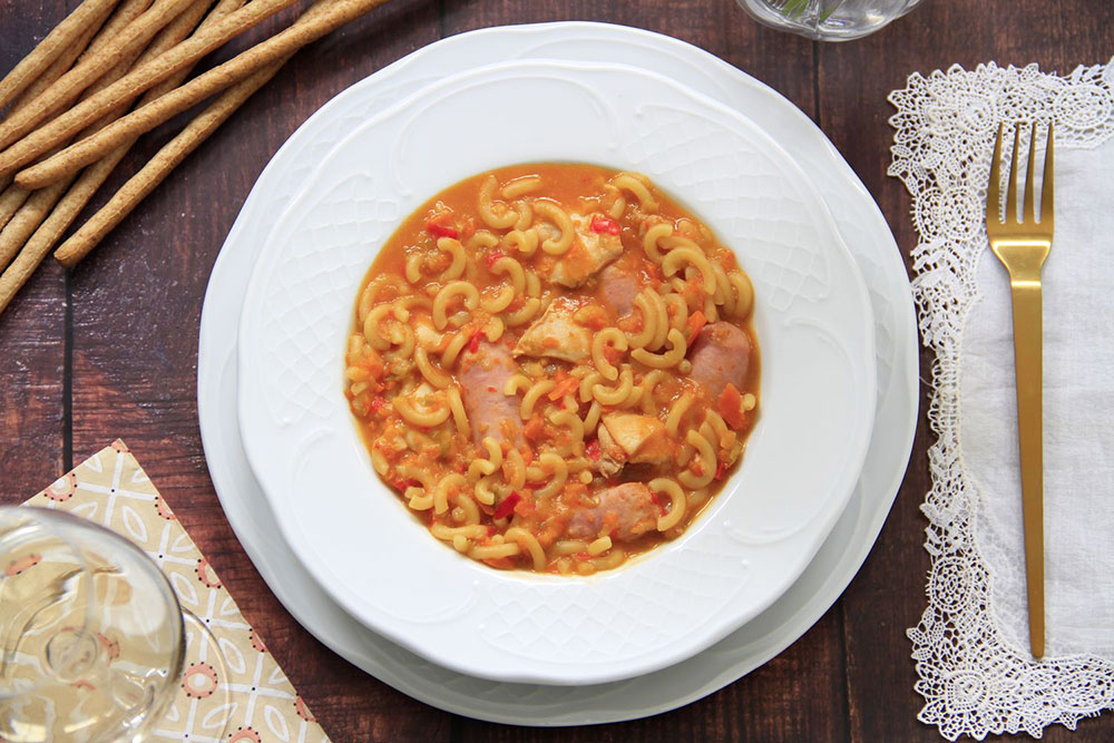 Fideuá de pollo y salchichas frescas