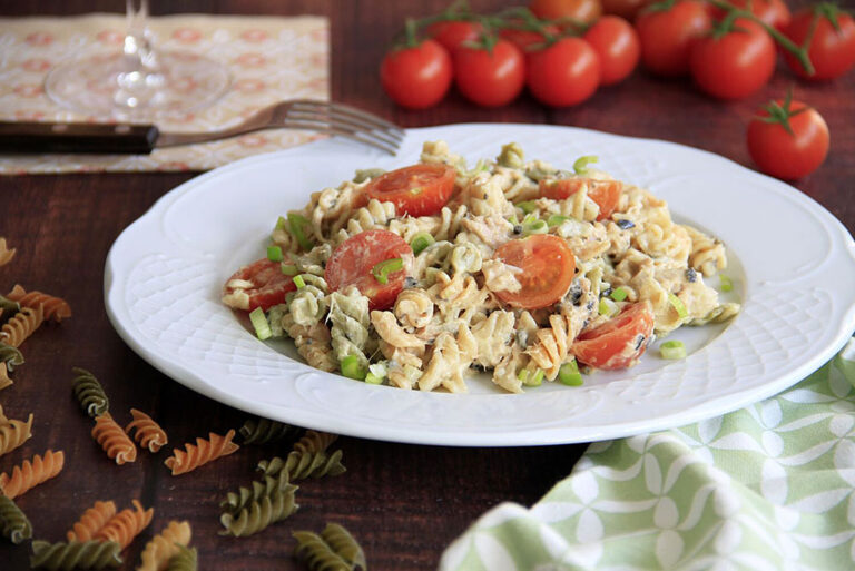 Ensalada de pasta con tomates cherry y mostaza