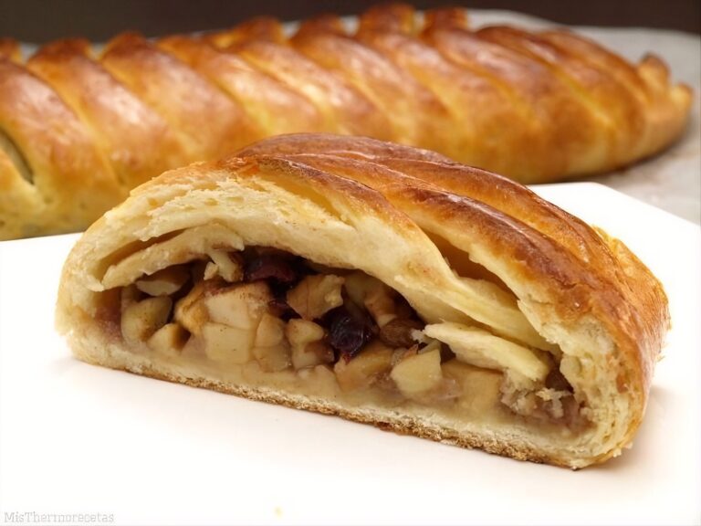 Trenza rellena de manzana, nueces y uvas pasas