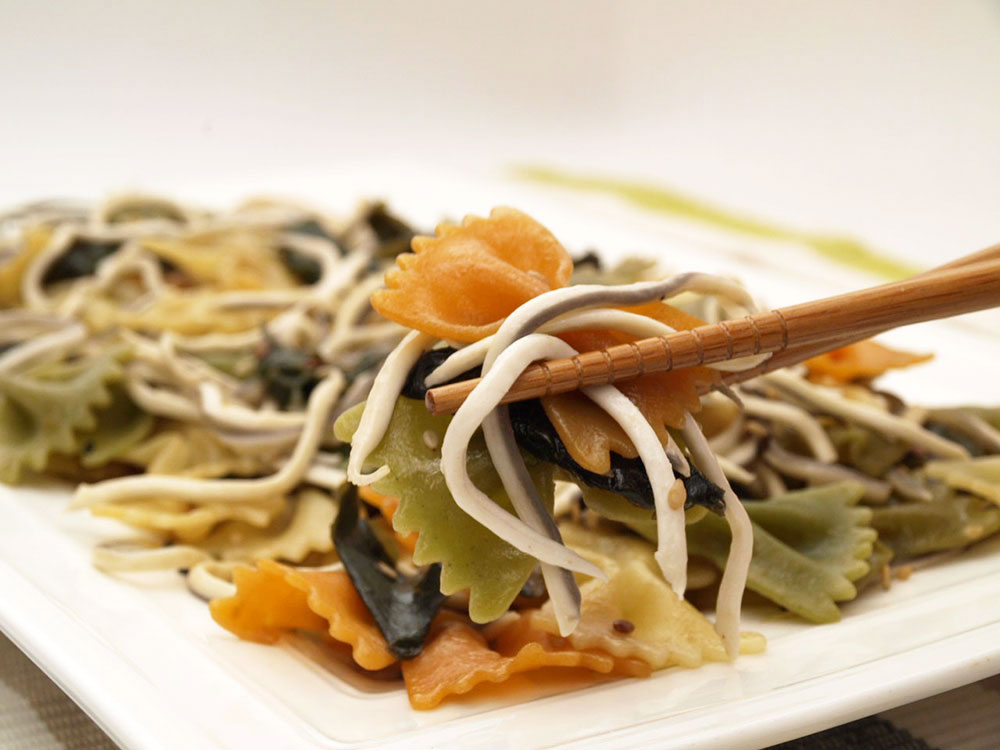 Ensalada de pasta con algas wakame y gulas