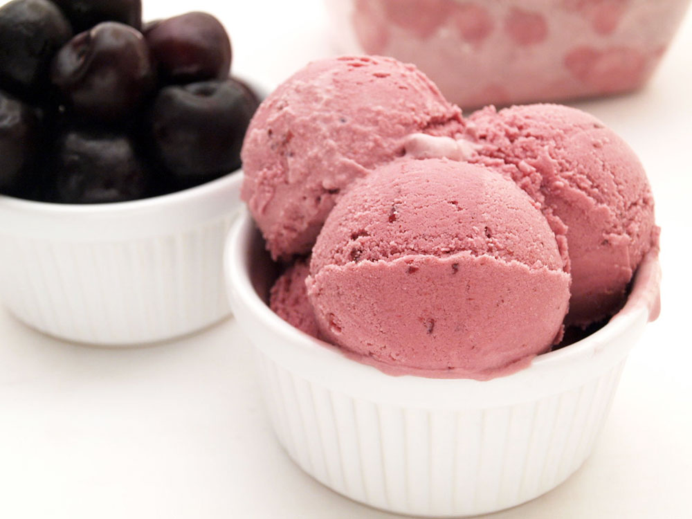 Helado de cerezas o picotas con yogur y mascarpone