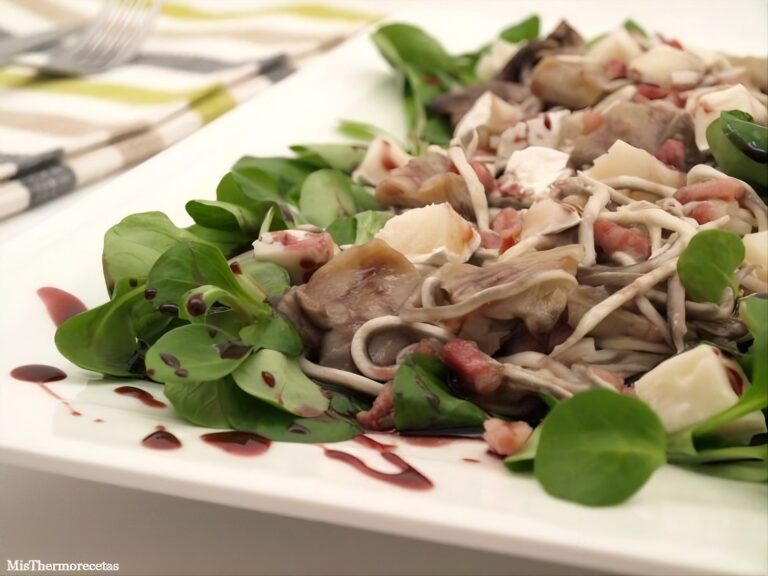Ensalada de canónigos con setas, gulas y queso de cabra