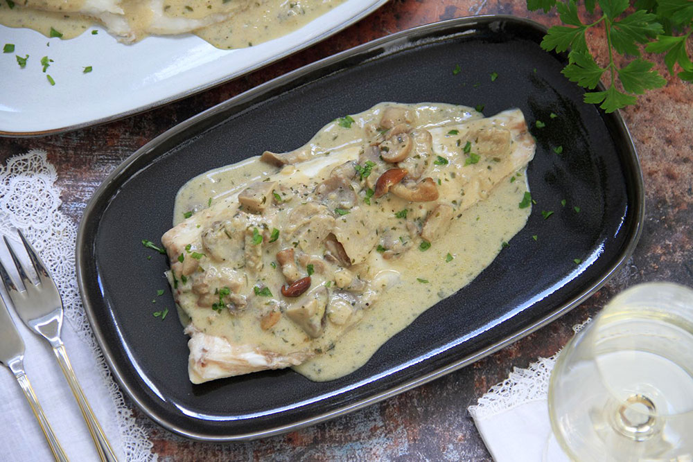 Lubina con salsa de vino blanco y setas