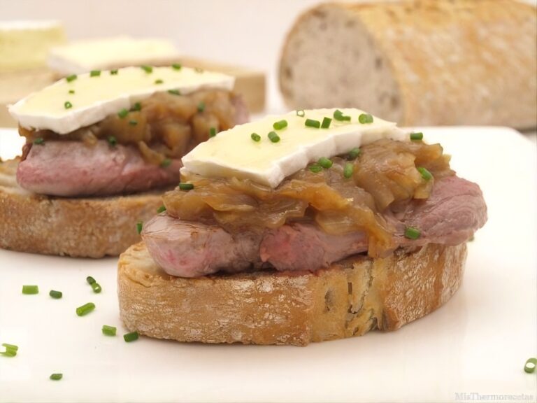 Tostas de solomillo con cebolla caramelizada y queso brie