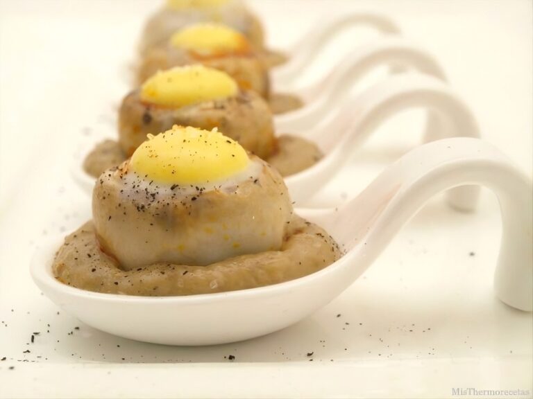 Huevos de codorniz en champiñón sobre salsa duxelles