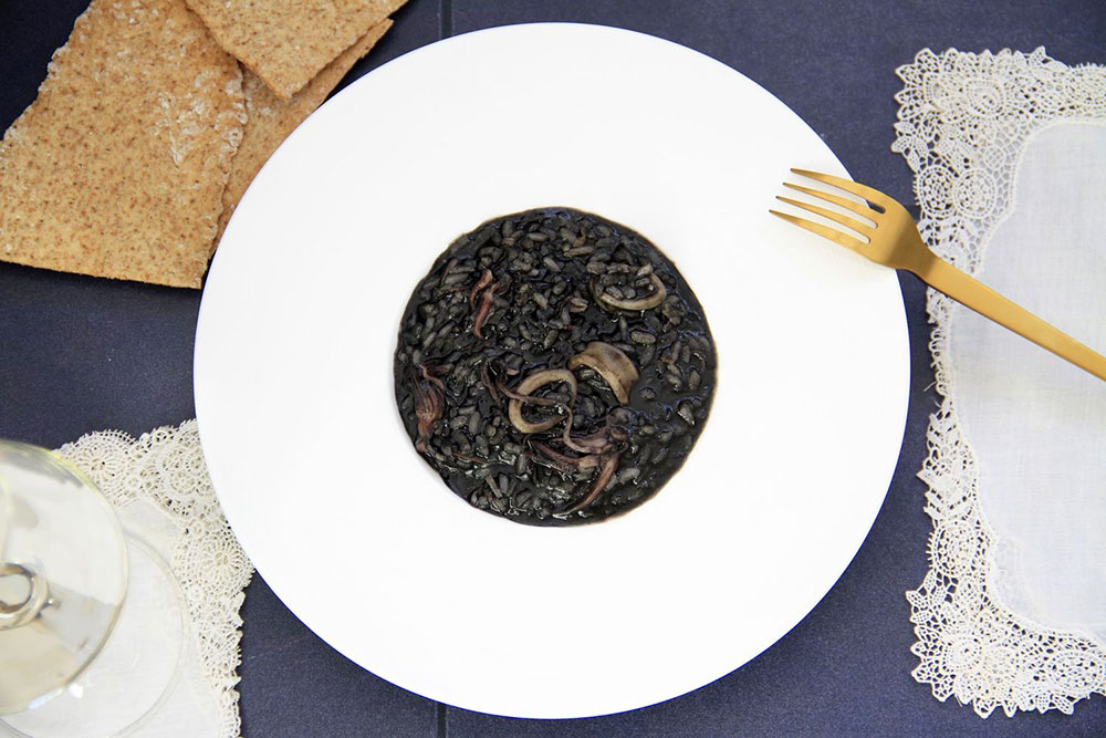 Arroz negro cremoso con calamares