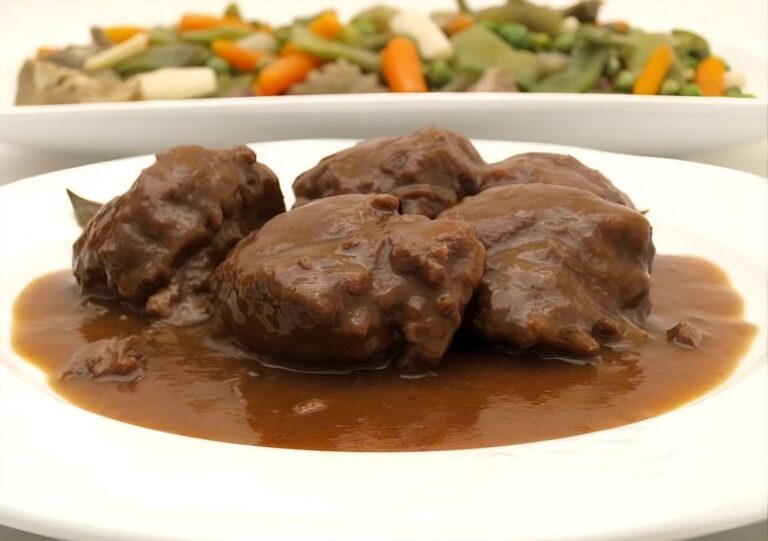 Carrillera de cerdo al tomillo con menestra de verduras