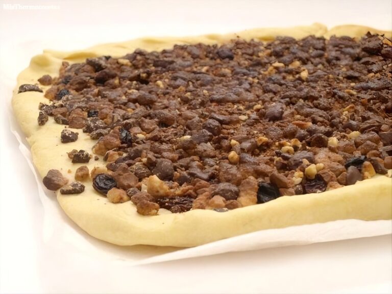 Coca de chocolate con pasas y avellanas 11 Coca de chocolate con pasas y avellanas