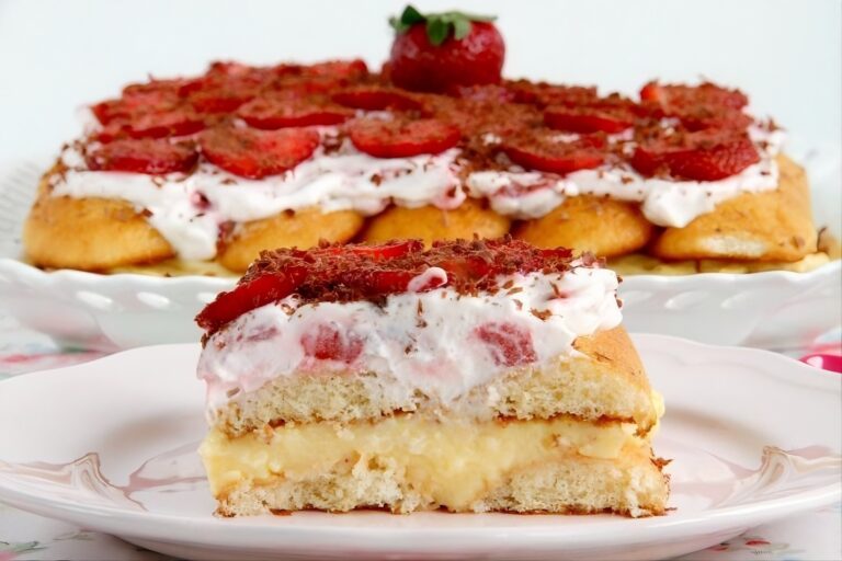 Tarta de fresas con nata y crema pastelera