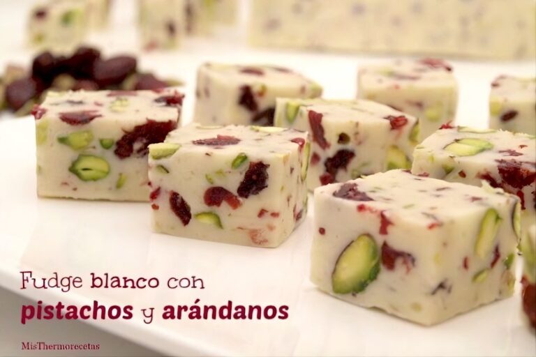 Fudge blanco con pistachos y arándanos