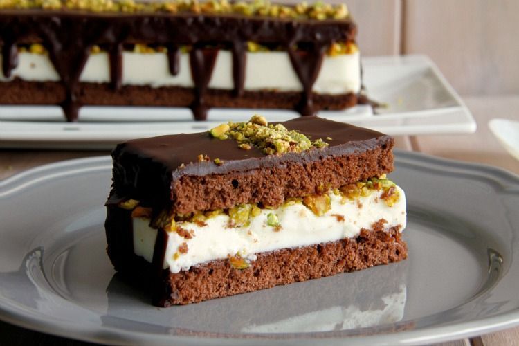 Tarta de chocolate y queso, con pistachos