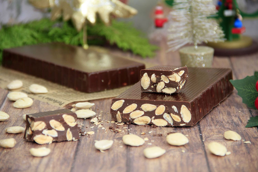 Turrón de chocolate con almendras