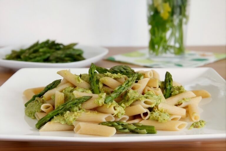 Pasta integral con pesto de espárragos verdes