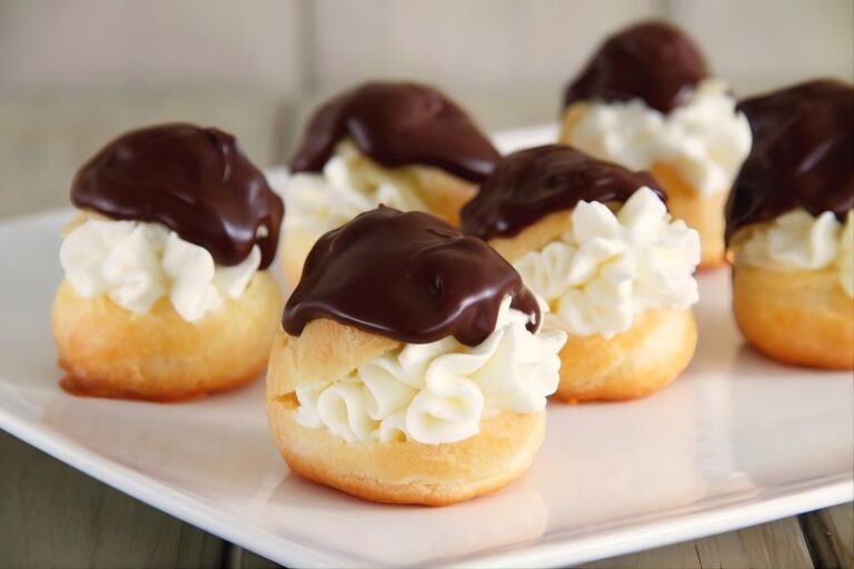 Profiteroles rellenos de nata, con chocolate