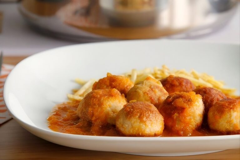 Albóndigas de bonito con salsa de verduras