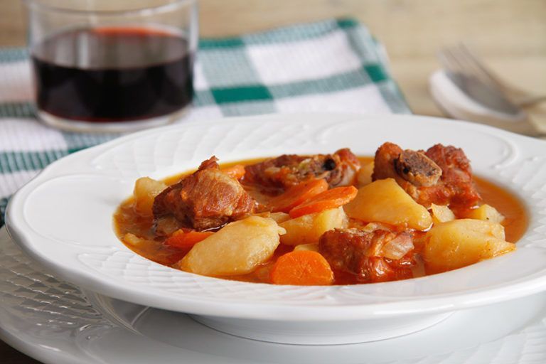 Guiso de patatas con costillas, en olla rápida