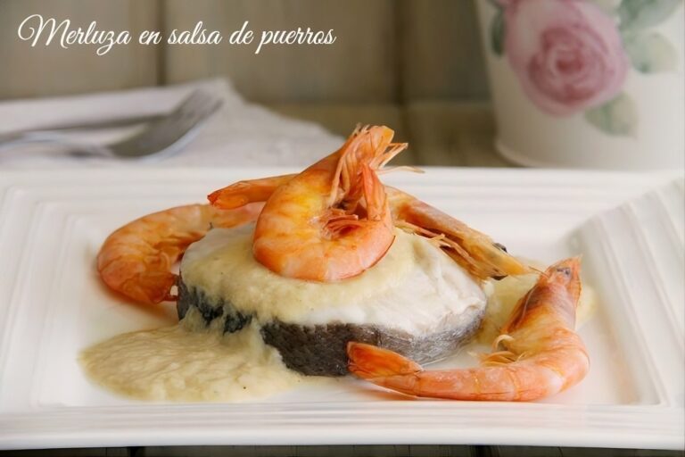Merluza con gambas en salsa de puerros