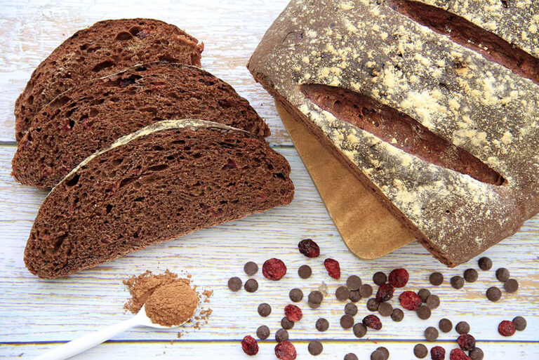 Pan de cacao y arándanos deshidratados