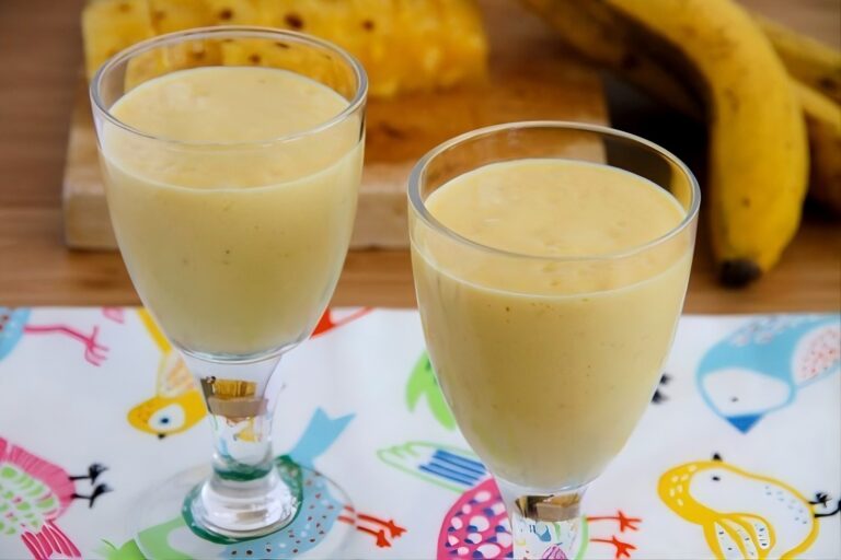 Smoothie amarillo de plátano, mango y piña 4 Smoothie amarillo de plátano, mango y piña