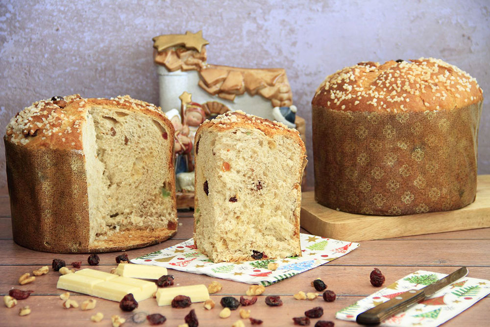Panettone con nueces, arándanos y chocolate blanco