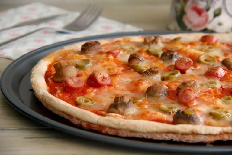 Pizza "sin gluten" con champiñones, salchichas y aceitunas 3 Pizza “sin gluten” con champiñones, salchichas y aceitunas