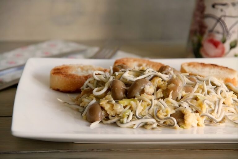Revuelto de ajetes, gulas y champiñones 8 Revuelto de ajetes, gulas y champiñones