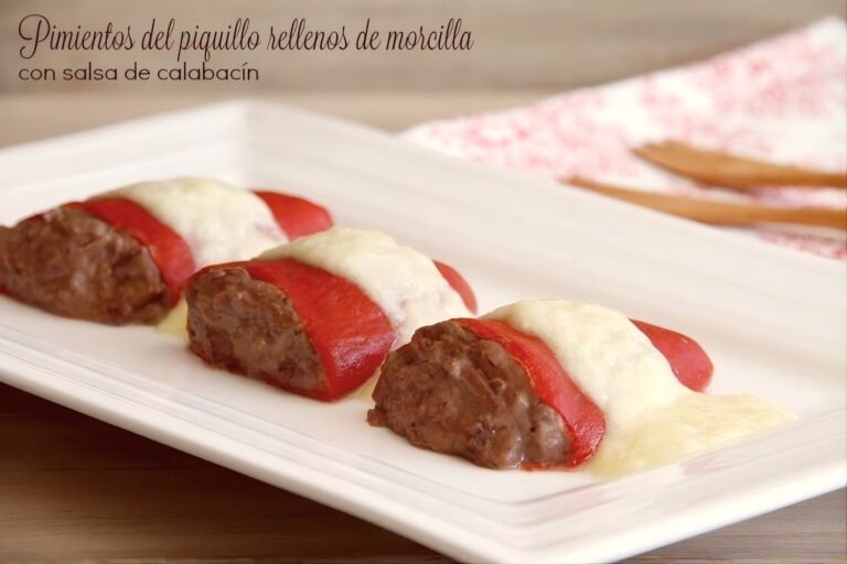 Pimientos del piquillo rellenos de morcilla con salsa de calabacín