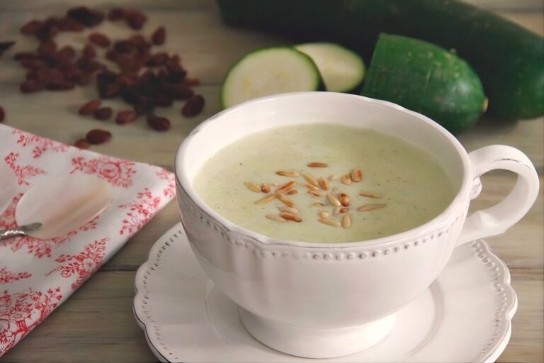 Sopa de calabacín con pasas al brandy