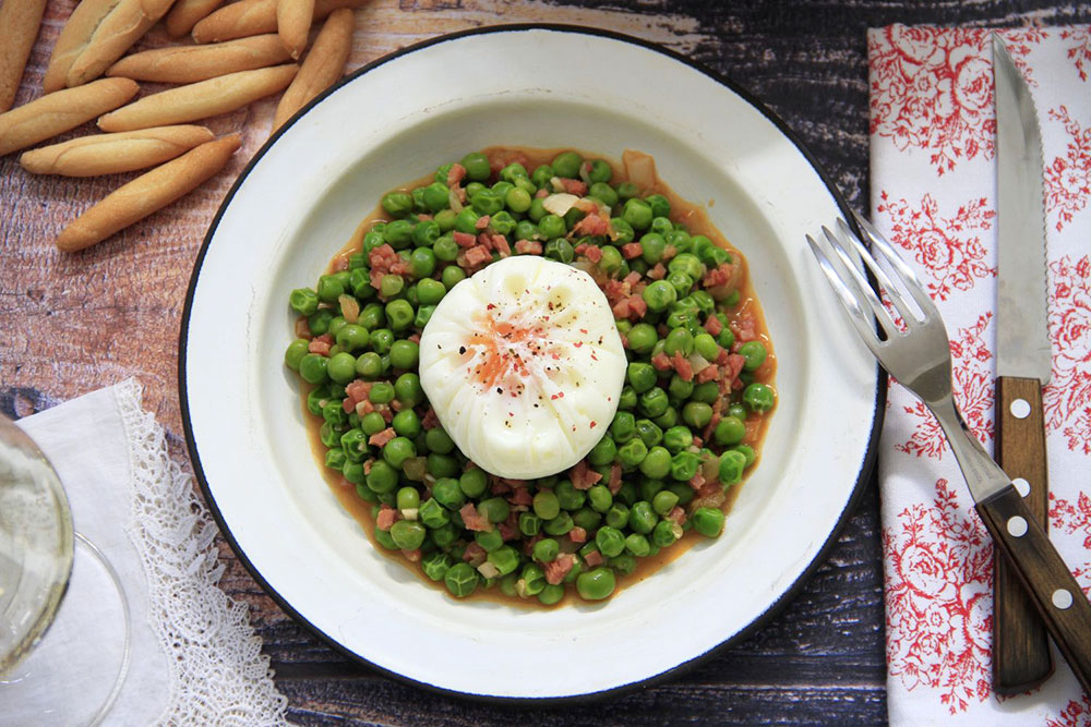 Guisantes con jamón y huevos poché