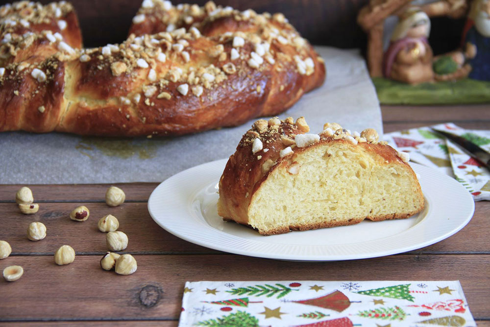 Roscón trenzado de brioche con avellanas