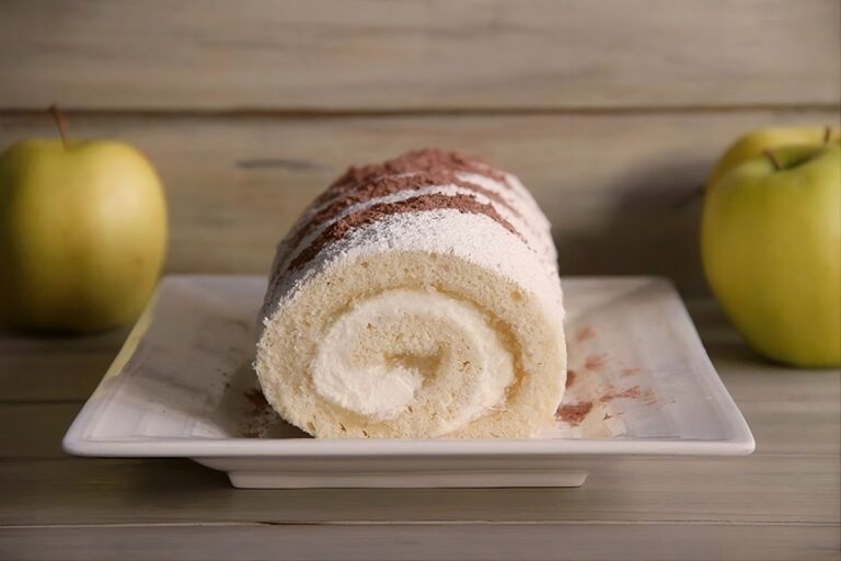 Brazo de gitano con nata y compota de manzana