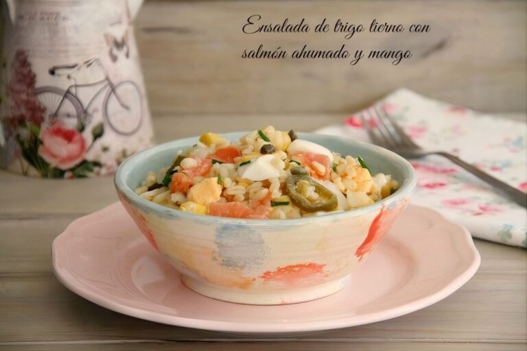 Ensalada de trigo tierno con salmón ahumado y mango