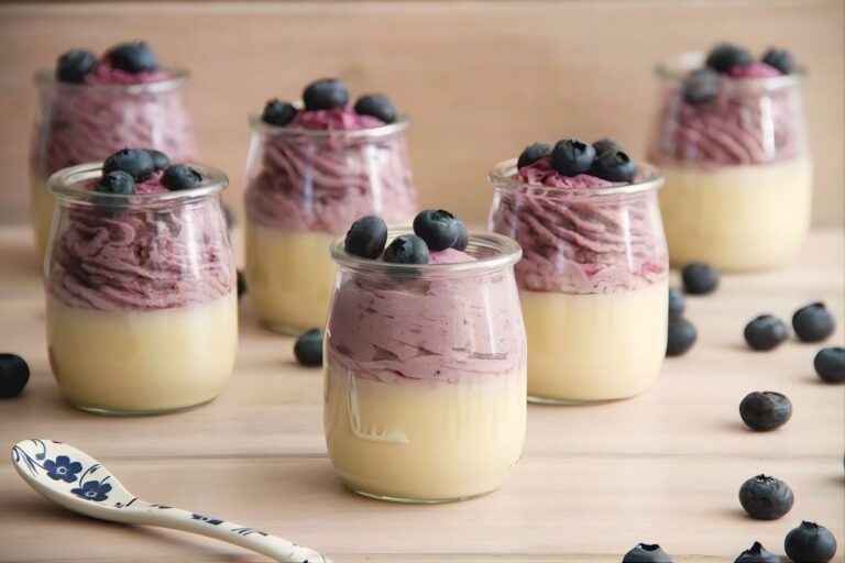 Flan de queso con mousse de arándanos