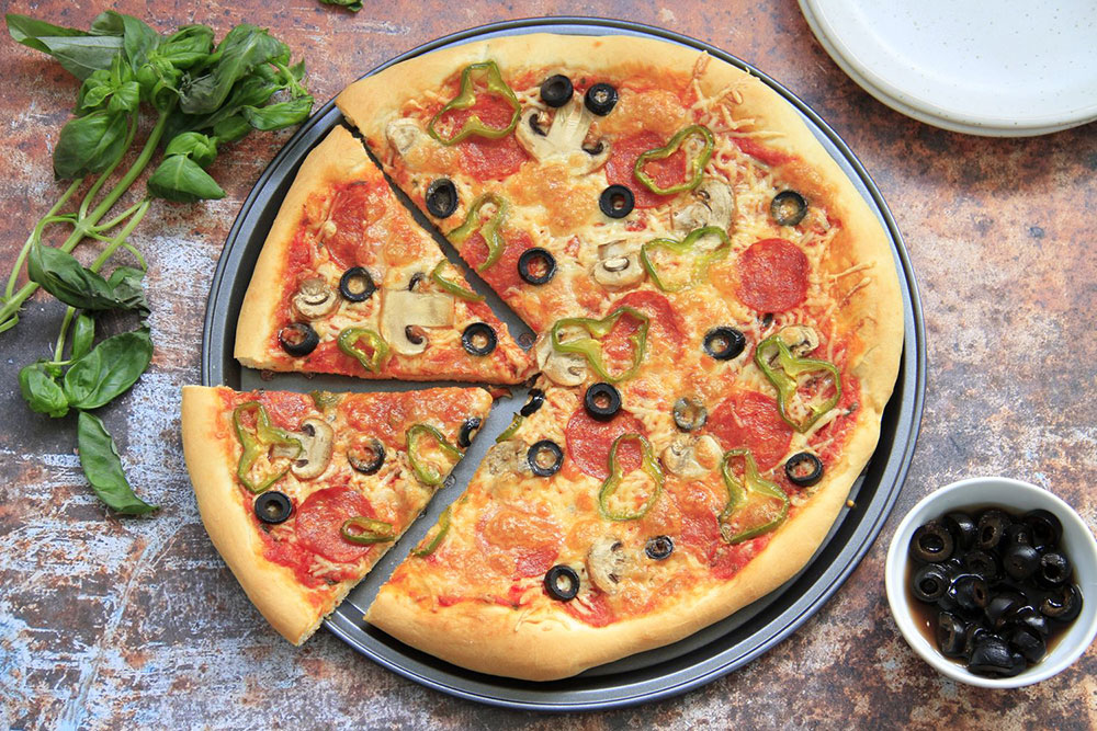 Pizza de pepperoni, emmental y champiñones