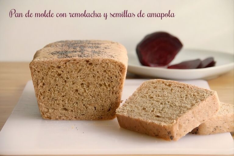 Pan de molde con remolacha y semillas de amapola