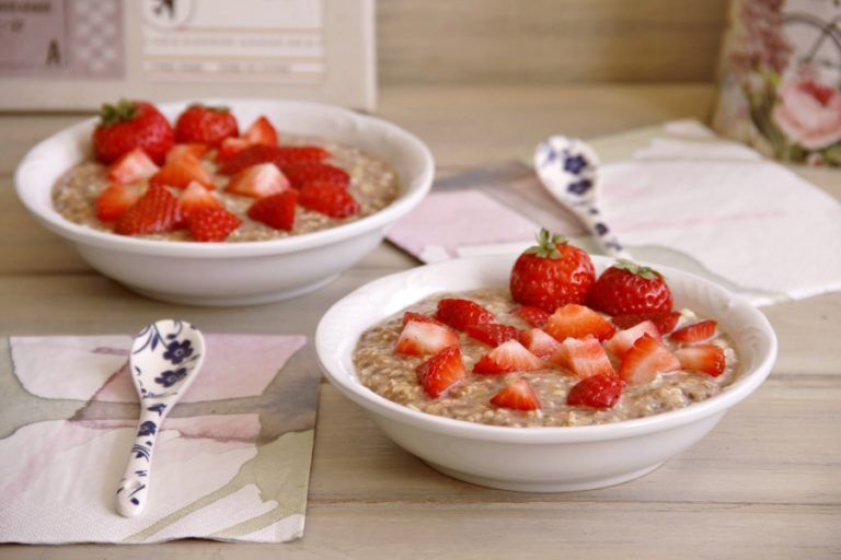 Desayuno energético de avena, chía y fruta
