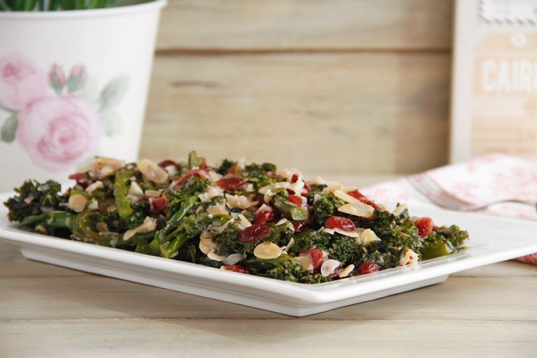 Kale, bimi (o broccolini) y arándanos con almendras 22 Kale, bimi (o broccolini) y arándanos con almendras