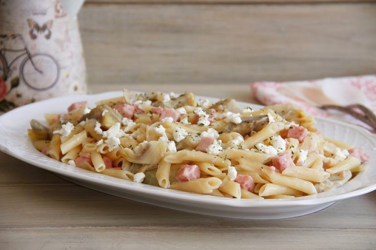 Macarrones con alcachofas, jamón y queso feta