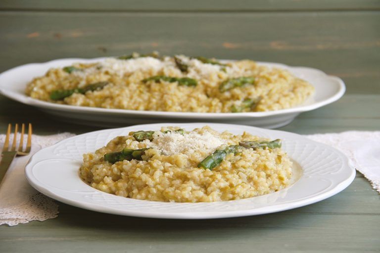 Risotto integral de espárragos y puerros