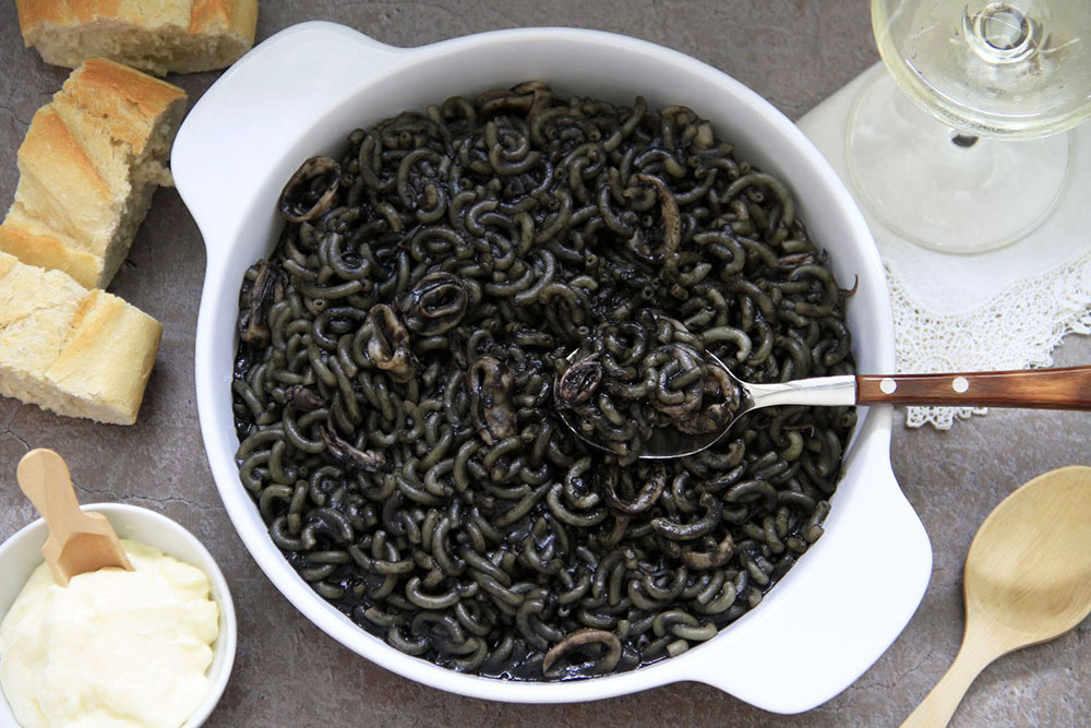 Fideuá negra de calamares