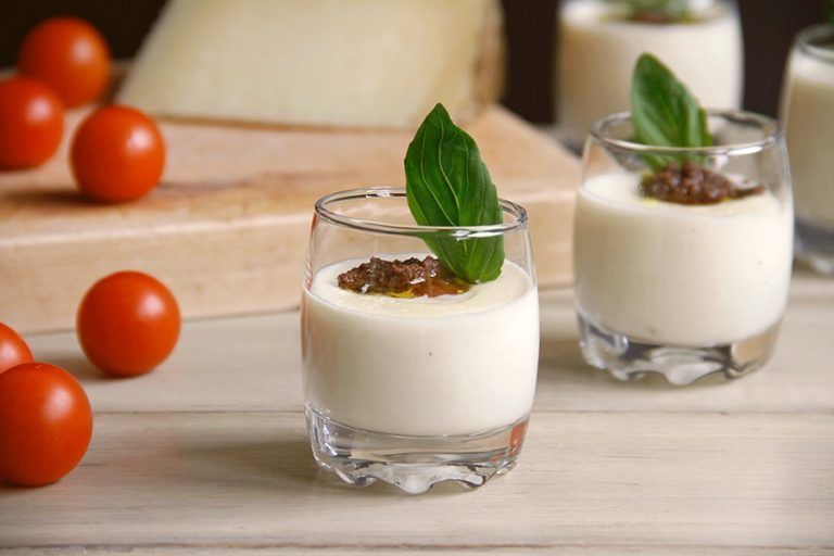 Crema de queso manchego con tomatitos y aceituna negra 9 Crema de queso manchego con tomatitos y aceituna negra