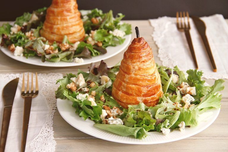 Peras en hojaldre y ensalada de roquefort y nueces 2 Peras en hojaldre y ensalada de roquefort y nueces