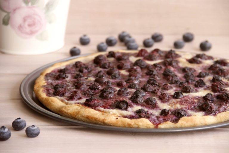 Pizza de mascarpone y arándanos