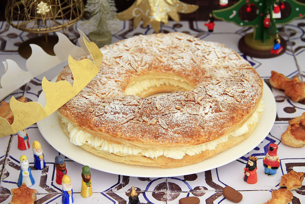 Roscón de Reyes de hojaldre, relleno de nata montada 2 Roscón de Reyes de hojaldre, relleno de nata montada